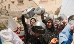 Demonstration vertriebener Palästinenser, die leere Töpfe und Pfannen tragen, um mehr Hilfsgüter und Treibstoff für den Gazastreifen zu fordern, halten die Menschen in Deir al-Balah, im Zentrum des Gazastreifens, am Donnerstag, den 25. April 2024. / SAEED JARAS/Middle East Images/AFP via Getty Images