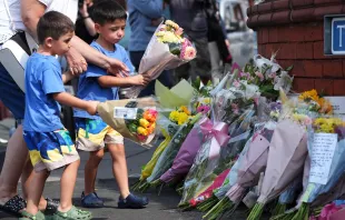 Trauernde legen am 30. Juli 2024 in Southport, England, Beileidsbekundungen für die Opfer nieder. Ein Jugendlicher hatte mit einem Messer Kinder in einem Taylor-Swift-Ferienclub in der Hart Lane, Southport, angegriffen. / Christopher Furlong/Getty Images