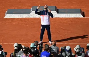 Goldmedaillengewinner Novak Djokovic aus Serbien posiert für Fotografen mit seiner Medaille bei der Siegerehrung für das Herren-Einzel-Tennisturnier auf dem Court Philippe-Chatrier im Roland-Garros-Stadion während der Olympischen Spiele Paris 2024 am 4. August 2024. / Miguel Medina/AFP /Getty Images