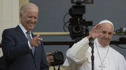 Papst Franziskus und Joe Biden in Washington, D.C., am 24. September 2015. / Andrew Caballero-Reynolds/AFP via Getty Images.