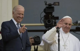 Papst Franziskus und Joe Biden in Washington, D.C., am 24. September 2015. / Andrew Caballero-Reynolds/AFP via Getty Images.