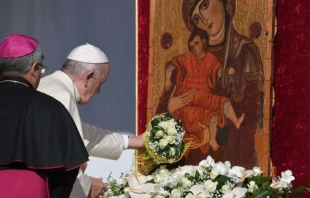 Papst Franziskus legt einen Blumenstrauß vor einem Marienbild auf der Piazza Armerina in Sizilien am 15. September 2018. / AFP via Getty Images