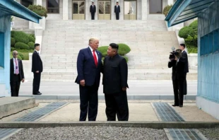 Kim Jung Un und Donald Trump in der DMZ am 30. Juni 2019 / Handout/Dong-A Ilbo via Getty Images
