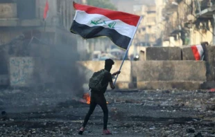 Ein Demonstrant schwenkt die irakische Flagge in Bagdad am 29. November 2019 / AFP via Getty Images