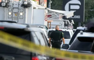 Polizeibeamte vor dem Schwulen- und Lesbenclub "Pulse" nach der Geiselnahme und dem Massaker am 12. Juni 2016 in Orlando, Florida (USA). / Gerardo Mora Getty Images News/Getty Images.