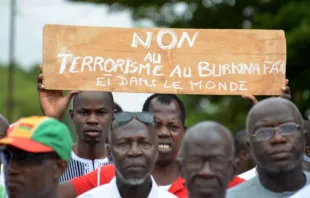 Menschen demonstrieren am 19. August 2017 in Zentral-Ouagadougou gegen Terrorismus.  / AFP/Getty Images