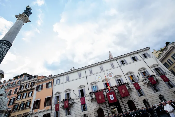 Papst Franziskus beim Gebet unter der Mariensäule am 8. Dezember 2019 in Rom