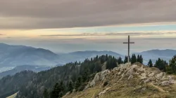 Kreuz auf Berggipfel / Thanti Riess / Unsplash