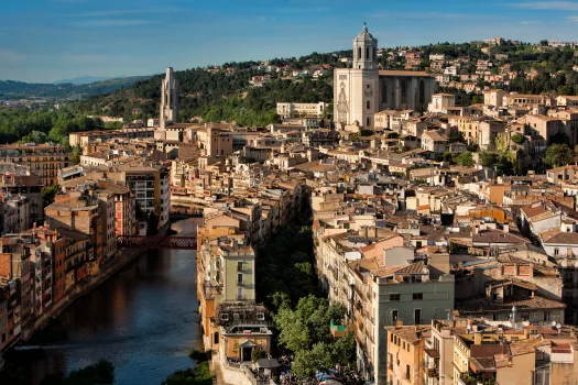 Prächtige Kulisse mit markanten Kirchen: Girona / Patronat de Turisme Costa Brava Pirineu de Girona