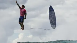 Der Bronzemedaillengewinner der Olympischen Spiele 2024 in Tahiti, Gabriel Medina, veröffentlichte ein Foto auf Instagram, das das Bibelzitat „Ich kann alles tun durch Christus, der mich stärkt“ zeigt. / Jerome BrouilletAFP via Getty Images