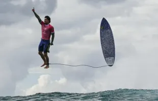 Der Bronzemedaillengewinner der Olympischen Spiele 2024 in Tahiti, Gabriel Medina, veröffentlichte ein Foto auf Instagram, das das Bibelzitat „Ich kann alles tun durch Christus, der mich stärkt“ zeigt. / Jerome BrouilletAFP via Getty Images