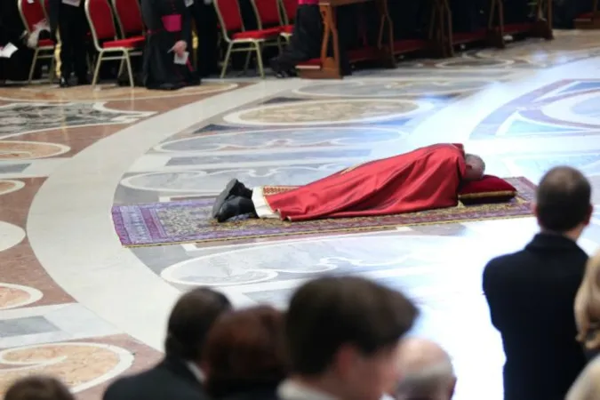 Papst Franziskus bei der "Prostratio", dem ehrfürchtigen Hinlegen vor dem Kreuz am Karfreitag, 25. März 2016 im Petersdom. 