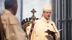 Erzbischof Herwig Gössl mit Pallium / Pressestelle / Dominik Schreiner