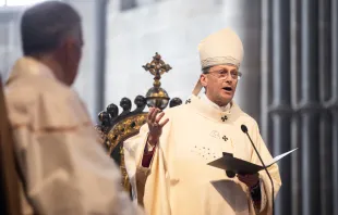 Erzbischof Herwig Gössl mit Pallium / Pressestelle / Dominik Schreiner