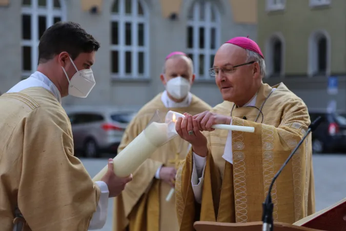 Bischof Rudolf Voderholzer entzündet die Osterkerze zur Osternacht, 3. April 2021, vor dem Dom St. Peter in Regensburg.