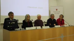 Das Bistum Trier hat Ende Januar seinen Haushaltsplan für 2020 vorgestellt. Auf dem Foto: Manfred Wagner, Leiter des Arbeitsbereichs Haushaltsplanung, Kirsten Straus, Direktorin für den Bereich Ressourcen, Gundo Lames, Direktor für den Bereich Ziele und Entwicklung, Generalvikar Ulrich von Plettenberg und Judith Rupp, Pressesprecherin (vlnr.). / Bistum Trier