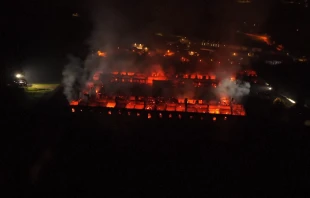 Das 1628 gegründete Kloster Bernaga in Flammen. / Screenshot von YouTube