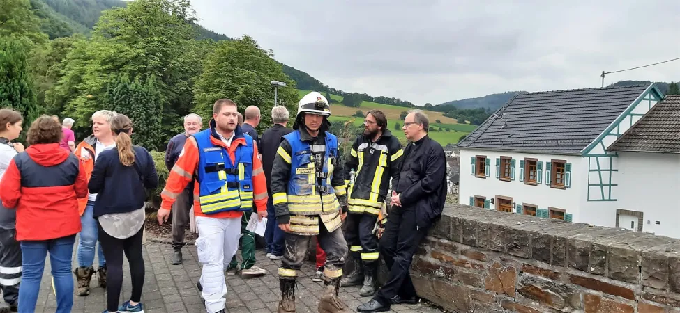 Bischof Stephan Ackermann besucht Einsatzkräfte an der Ahr und dankt den Helferinnen und Helfern. 