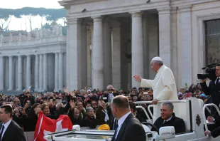 Papst Franziskus begrüßt Pilger aus der Schweiz bei der Generalaudienz am 9. Dezember 2015 / CNA/Daniel Ibanez