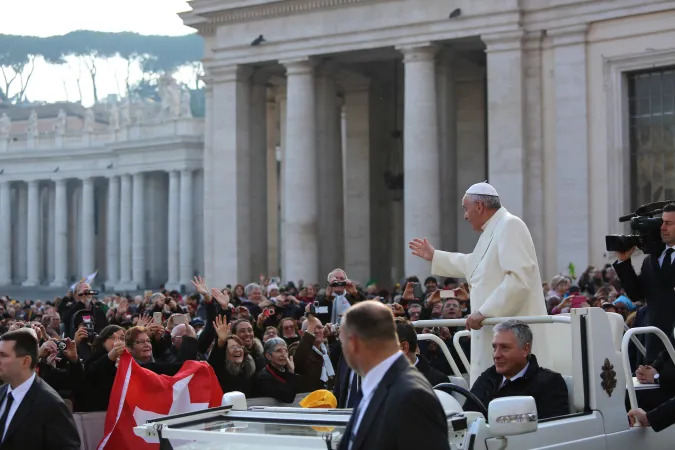 Papst Franziskus begrüßt Pilger aus der Schweiz bei der Generalaudienz am 9. Dezember 2015