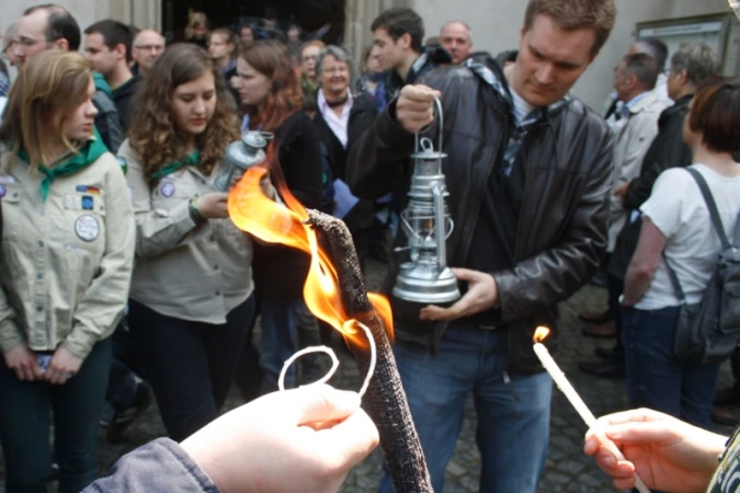 Das Altenberger Licht ist eine Reaktion auf die Schrecknisse zweier Weltkriege und bringt die Sehnsucht der Jugend nach Frieden zum Ausdruck.