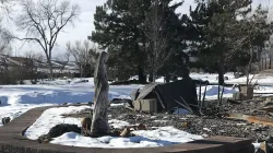 Eine Marienstatue aus Beton steht in der Nähe des abgebrannten Hauses der Familie McLaren in Superior, Colorado, nach dem Marshall-Feuer vom 30. Dezember 2021. / Bob and Tina McLaren