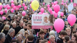 Der überkonfessionelle „Marsch fürs Leben“ begann um 13:30 Uhr mit einem Bühnenprogramm am Karlsplatz. Von dort aus führte die Route über die für den Autoverkehr gesperrte Wiener Ringstraße zum Heldenplatz. / Marsch fürs Leben Österreich