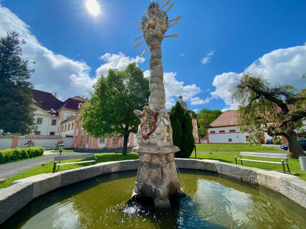 Kuriosum oder Kunstwerk? Der Dreifaltigkeitsbrunnen in Marienthal.