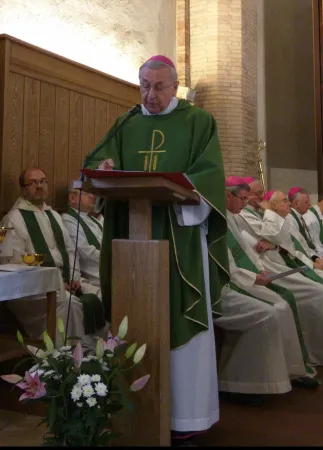 Erzbischof Stanislaw Gadecki predigt in der Kirche des Campo Santo Teutonico am 26. Oktober 2015