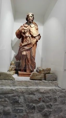 Diese Figur des hl. Rochus wurde in eine Wand eingemauert. Auch im Museum ist sie in eine Wand hineingestellt, und man sieht einige Steine vor der Statue. Dies führt oft zu Fragen der Besucher, ob denn dieses Exponat noch nicht fertig ist. Diese Darstellung soll die Aufmerksamkeit des Betrachters auf die Tatsache lenken, dass diese Figur eingemauert wurde, um sie zu verstecken.  