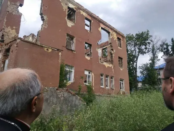 Kardinal Sandri und Erzbischof Schewtschuk vor einer Runi in Kramatorsk im Osten der Ukraine am 14. Juli 2017. 