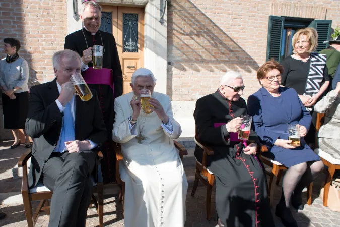 Prosit! Zur Geburtstagsfeier brachten die Besucher aus Bayern auch ein Bier und andere bayerische Köstlichkeiten mit. 