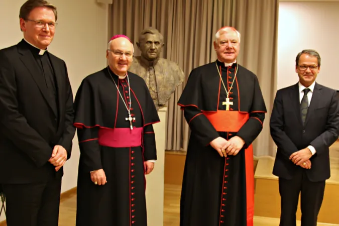 Beim Großen Festakt (von links): Professor Christoph Ohly, Bischof Rudolf Voderholzer (Direktor des Institutus), Kardinal Gerhard Ludwig Müller, Christian Schaller (Stellvertretender Direktor des Instituts)