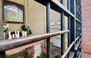 Mehr als nur eine Ruine: Blumen und Votivtafeln an einem kleinen Schrein für die heilige Margareta auf der nach ihr benannten Insel in Budapest.. / AC Wimmer / CNA Deutsch