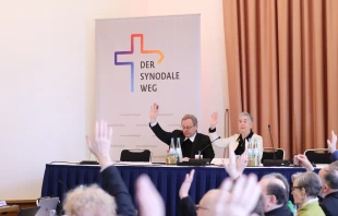 Bischof Georg Bätzing und Irme Stetter-Karp beim Synodalen Ausschuss / Synodaler Weg / Marko Orlovic