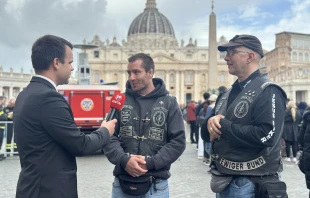 Rudolf Gehrig im Interview mit den zwei Jesus-Bikern. / EWTN Vatikan