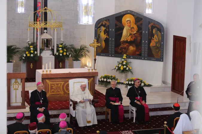 Papst Franziskus vor der Ikone "Maria, Mutter der großen Steppe" in der Kathedrale "Muttergottes von der immerwährenden Hilfe" in Nur-Sultan.