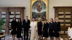 Die lettischen Besucher mit Papst Franziskus am 25. April 2019 / Vatican Media Pool