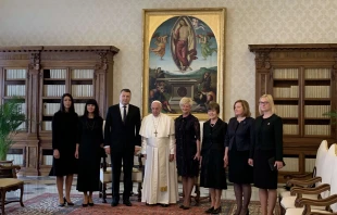 Die lettischen Besucher mit Papst Franziskus am 25. April 2019 / Vatican Media Pool