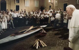 Papst Johannes Paul II. mit Jugendlichen im Hof von Castel Gandolfo im Jahr 2000 / Osservatore Romano