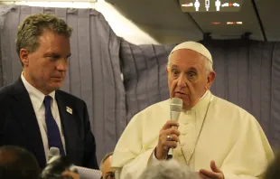 Papst Franziskus im Gespräch mit Journalisten auf dem Rückflug von Lima nach Rom am 22. Januar 2018 / Alvaro de Juana / CNA Deutsch