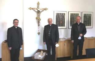 Msgr. Roland Batz, Bischof Rudolf Voderholzer, Prälat Michael Fuchs (von links). / Bistum Regensburg