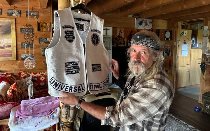 Thomas Draxler, der Gründer der „Jesus-Biker”, präsentiert die Kutte, die Papst Leo XIV. als neues Ehrenmitglied der christlichen Biker-Gruppe am 3. September 2025 erhalten wird.