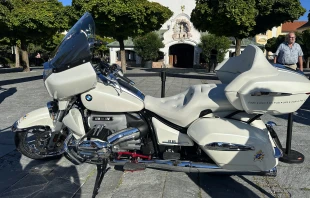 Dieses weiße "Papst-Motorrad" wird am 3. September 2025 Papst Leo XIV. in Rom überreicht und anschließend für einen guten Zweck versteigert. / Rudolf Gehrig / CNA Deutsch