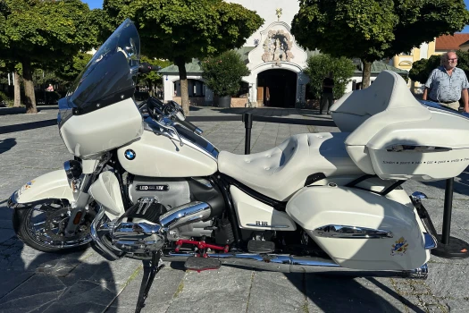 Dieses weiße "Papst-Motorrad" wird am 3. September 2025 Papst Leo XIV. in Rom überreicht und anschließend für einen guten Zweck versteigert. / Rudolf Gehrig / CNA Deutsch