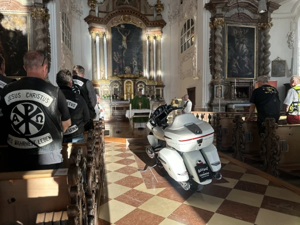 Das Papst-Motorrad in der Kirche St. Magdalena in Altötting.
