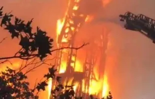 La Asunción in Flammen: Brennende Kirche in Santiago de Chile am 18. Oktober 2020. / Twitter / Cuerpo de Bomberos de Santiago.