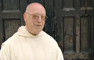 Prior Marcellin Theeuwes: Aufnahme in der Klosterserie "Kruispunt" (Kreuzpunkt) im Jahr 2004 / YouTube / Screenshot 