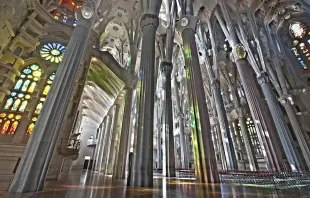 Das Innere der berühmten Kirche in Barcelona, die den Namen der Heiligen Familie trägt / Sagrada Familia