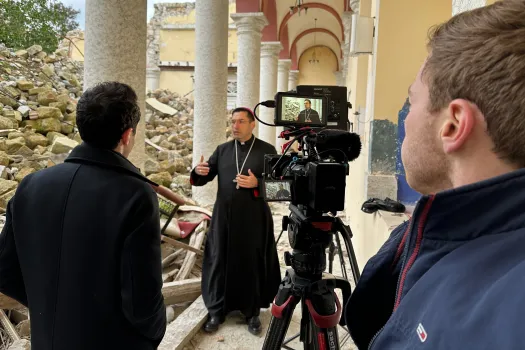 Weihbischof Antuan Ilgit SJ spricht im EWTN-Interview mit Colm Flynn (links) und Patrick Leonard (rechts) im inneren der zerstörten Kathedrale von Iskenderun. / Rudolf Gehrig / CNA Deutsch